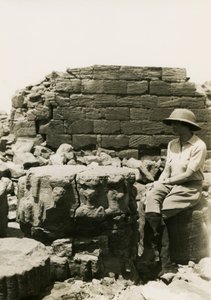 装饰有神像的柱基，苏丹 Musawwarat es Sufra 大围墙，摄影师：Ugo Monneret de Villard 作者 乌戈·莫内雷·德·维拉德