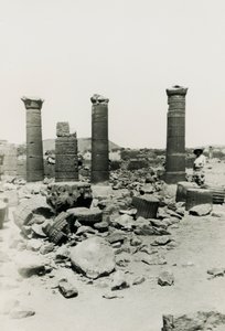 苏丹 Musawwarat es Sufra 大围墙中的柱子和寺庙遗址，Ugo Monneret de Villard 摄