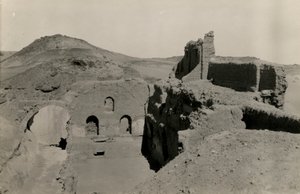 埃及阿斯旺，圣西缅修道院的大城堡（qasr），挖掘前的通道景观，Ugo Monneret de Villard 摄