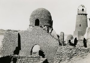 埃及阿斯旺附近的 al-Mashhad al-Bahari 光塔和清真寺遗址，摄影师：Ugo Monneret de Villard 作者 乌戈·莫内雷·德·维拉德