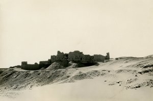圣西缅修道院，从北面看，埃及阿斯旺，摄影师：Ugo Monneret de Villard 作者 乌戈·莫内雷·德·维拉德