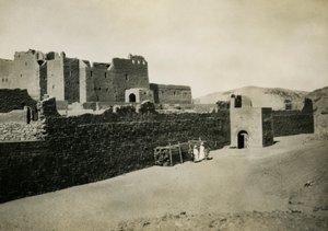 从外部看到的圣西缅修道院与东墙，埃及阿斯旺，摄影师：Ugo Monneret de Villard