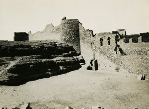 圣西缅修道院，从东南方向看，埃及阿斯旺，摄影师：Ugo Monneret de Villard 作者 乌戈·莫内雷·德·维拉德