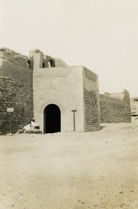 圣西缅修道院，大门和东方塔景观，埃及阿斯旺，摄影师：Ugo Monneret de Villard 作者 乌戈·莫内雷·德·维拉德