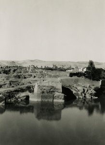 埃及阿斯旺，象鼻岛上的神庙遗址，前景为埃及艳后浴池，摄影师：Ugo Monneret de Villard 作者 乌戈·莫内雷·德·维拉德