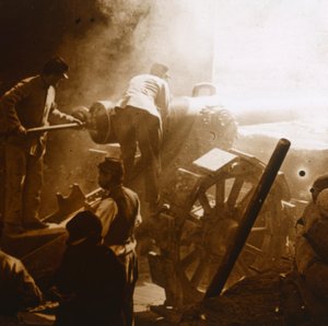 155架加农炮在行动，法国北部阿拉斯，1915年 作者 不明