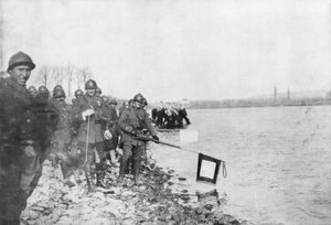 1918年11月21日，第二摩洛哥分部在法国阿尔萨斯的胡宁格（Huningue）莱茵河上沐浴旗帜 作者 不明