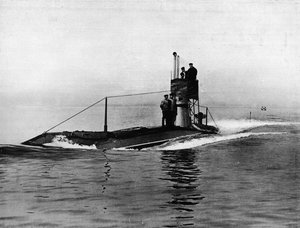 1914年，一艘英国潜艇在水面上运行 作者 不明