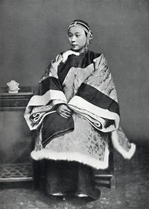 1902年，一位身着盛装的中国高级女士 作者 不明