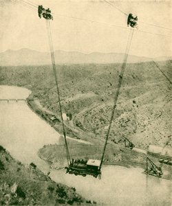 1930年，承包商引擎在新墨西哥州里奥格兰德河的峡谷中摇摆。 作者 不明