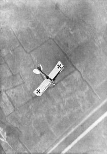 1916年，比利时飞行员在比利时伊普尔拍摄飞行中的一架德国Aviatik飞机 作者 不明