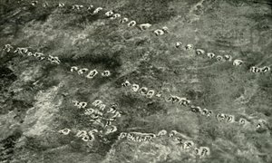横跨无人区的步兵进攻，1919年。 作者 不明