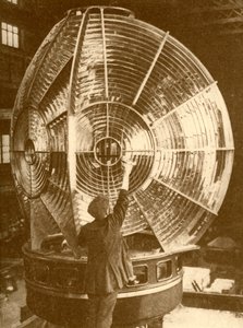 带有组闪光灯镜头的灯塔灯笼，c1930。 作者 不明
