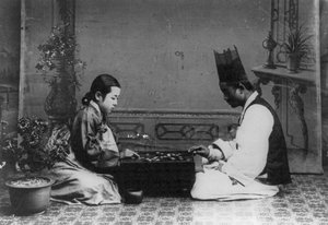 一个男人和一个女人在玩Baduk或