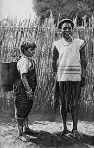 1922年，非洲乡村栅栏内的一对Moi夫妇 作者 不明