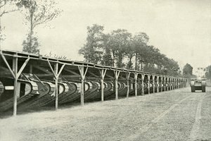 前线后方的英国坦克公园，1919年。 作者 不明