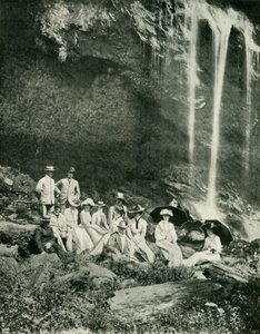 1902年在特立尼达马拉卡斯瀑布举行的野餐聚会上，与A.莫洛尼爵士和聚会在一起。 作者 不明