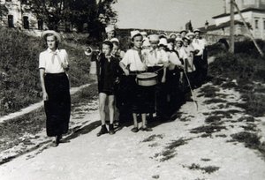1930年代，苏联克里米亚古尔祖夫的阿盟青年少先队营地的先锋部队 作者 不明