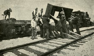 1901年，一列特殊货车在铁轨上行驶。 作者 不明