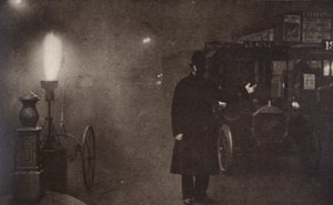 一名警员在雾中指挥交通，伦敦，约1910年代-1920年代 作者 不明