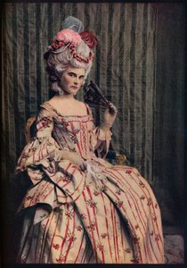 精美比例的法国锦缎连衣裙。时期1775-85，c1913 作者 不明