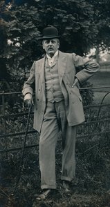 穿着西装和圆顶硬礼帽的绅士c1910 作者 不明