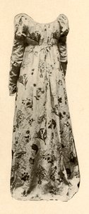 Chevalier夫人穿着的浅黄色釉棉长袍礼服，c1795，1937年。 作者 不明