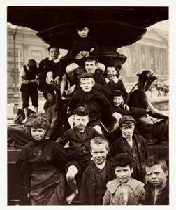 A group of children in front of the Steble fountain, Liverpool, taken by an unknown photographer in about 1905 作者 不明