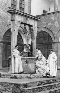 一群和尚在意大利的蒙特奥利韦托·马焦雷修道院，1922年 作者 不明