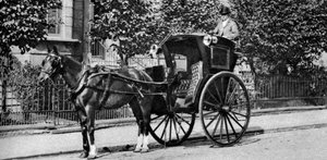 一辆手绘的hansom出租车，伦敦，1926-1927年 作者 不明