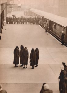 一群单独的皇家送葬者：玛丽皇后和皇家公主，1936年。 作者 不明