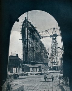 1934年，格拉斯哥克莱德班克（Clydebank）巨大的丘纳德班轮（玛丽皇后号）的醒目的蝴蝶结 作者 不明