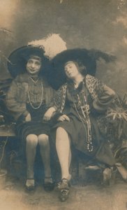 两位女士的影楼照片，c1910 作者 不明