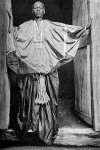 一位来自哈拉尔（Harar）的节日服饰的妇女，埃塞俄比亚，1922年 作者 不明