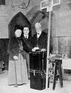 一名妇女在投票箱记录她的投票，c1922 作者 不明