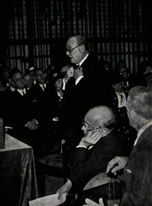 1936年9月24日，1945年9月24日，向法国观众致辞。 作者 不明