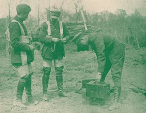 航空摄影师在登顶前固定在降落伞上，c1917 1919 作者 不明