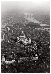 伦敦圣保罗大教堂的鸟瞰图，从齐柏林飞艇，1931年1933年 作者 不明