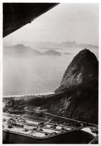 1930年，1933年，齐柏林飞艇在巴西里约热内卢甜面包山的鸟瞰图 作者 不明