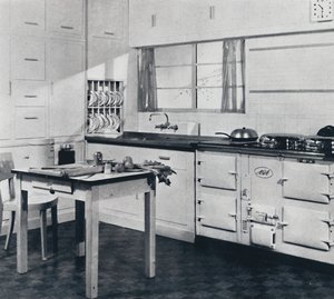 Aga Heat Ltd. F型Aga炊具，适用于以黑色和奶油色玻璃制成的大房子 作者 不明
