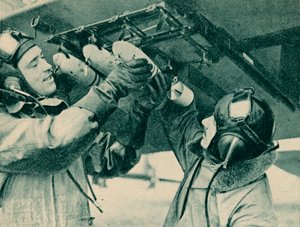 空中观察员接受轰炸训练，1940年 作者 不明
