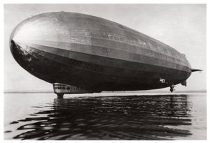 飞艇LZ127齐柏林飞艇降落在德国康斯坦茨湖，1933年 作者 不明