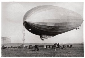 飞艇LZ127齐柏林飞艇停泊在德国洛温塔尔，1933年 作者 不明
