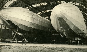 机库中的飞艇，第一次世界大战，1914年，c1920年。 作者 不明