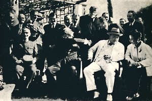 1945年11月，盟国领导人在开罗举行会议。 作者 不明