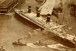 一张小拖把Leviathan拖入纽约码头的航空照片，摄于1930年 作者 不明
