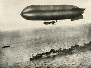 1919年，护航护航的飞艇。 作者 不明