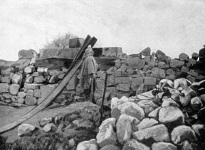 阿尔及利亚一名士兵，1915年在法国阿托瓦斯担任哨兵 作者 不明
