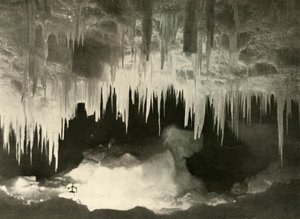 1909年，1909年，冬天的冰洞。 作者 不明
