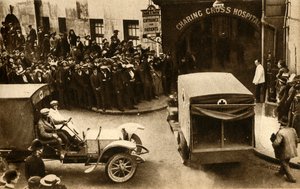 1914年，1933年，一辆救护车开进伤亡人员进入查林十字医院。 作者 不明